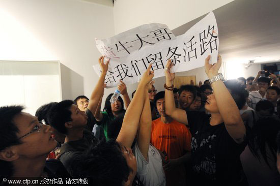 网页版登录入口- 克罗托内提前降级，球迷围堵俱乐部抗议  